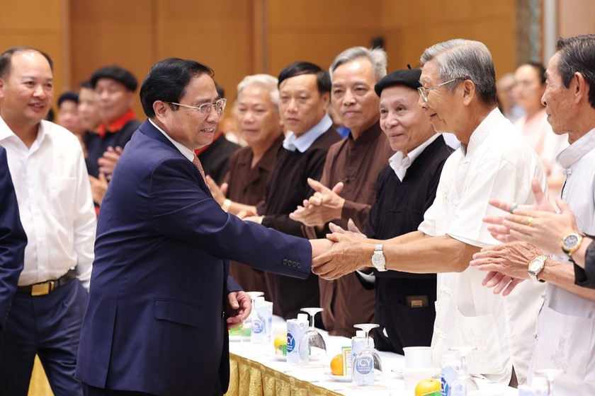 Thủ tướng Phạm Minh Chính với các già làng, trưởng bản, nghệ nhân, người có uy tín tiêu biểu. (Ảnh: TTXVN).