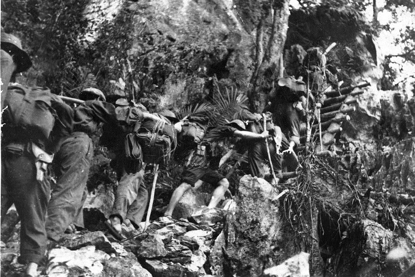 Các chiến sĩ Trung đoàn 70, đơn vị đầu tiên của bộ đội Trường Sơn, thồ hàng trên tuyến Tây Trường Sơn vào tháng 9/1961. (Ảnh tư liệu).