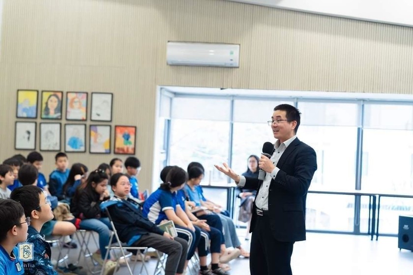 Diễn giả Nguyễn Quốc Vương lan tỏa tình yêu sách tới các trường học. (Ảnh: FBNV)