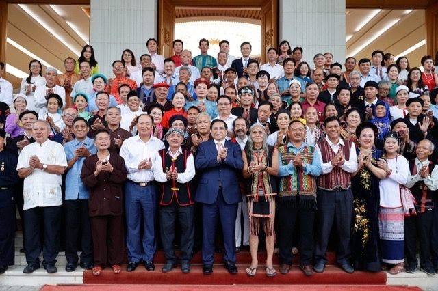 Thủ tướng Phạm Minh Chính với Đoàn đại biểu các già làng, trưởng bản, nghệ nhân, người có uy tín. (Ảnh:xaydungdang.org.vn).