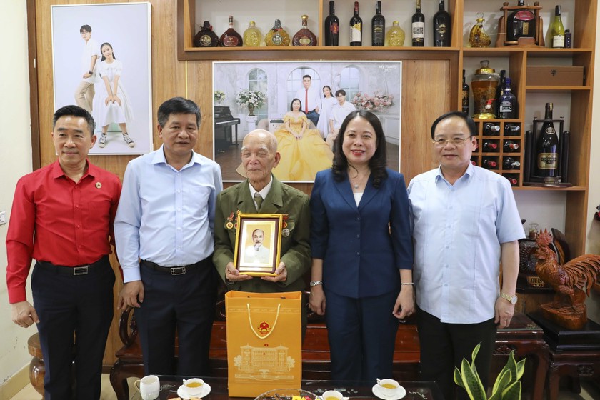 Quyền Chủ tịch nước Võ Thị Ánh Xuân thăm, tặng quà chiến sĩ Điện Biên Nguyễn Viết Điểm. (Ảnh: TTXVN) 