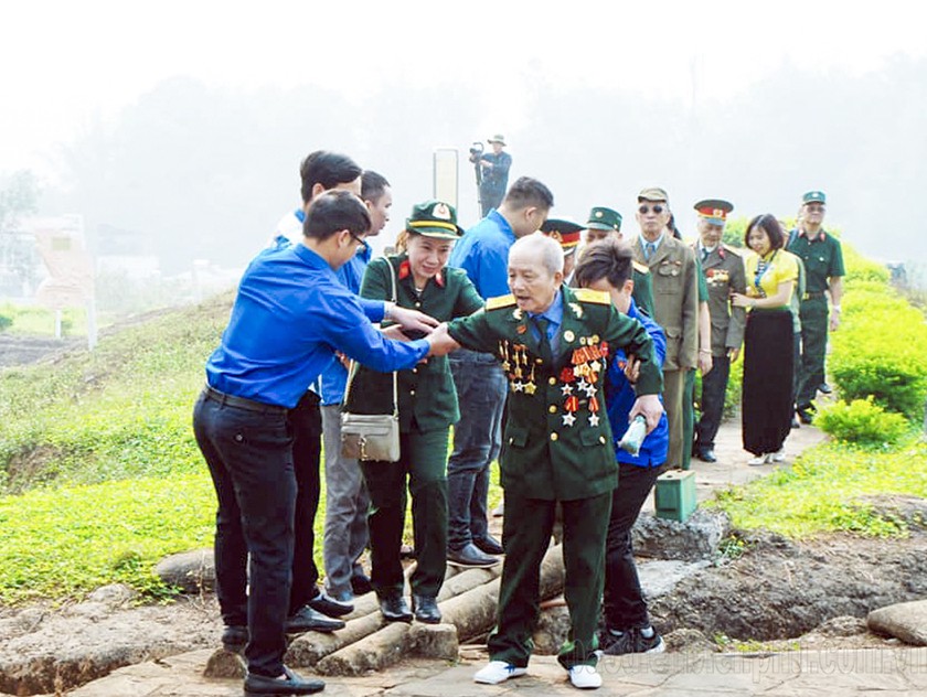 Tuổi trẻ Điện Biên đón cựu chiến binh thăm lại chiến trường xưa. (Ảnh: baodienbienphu.com.vn)