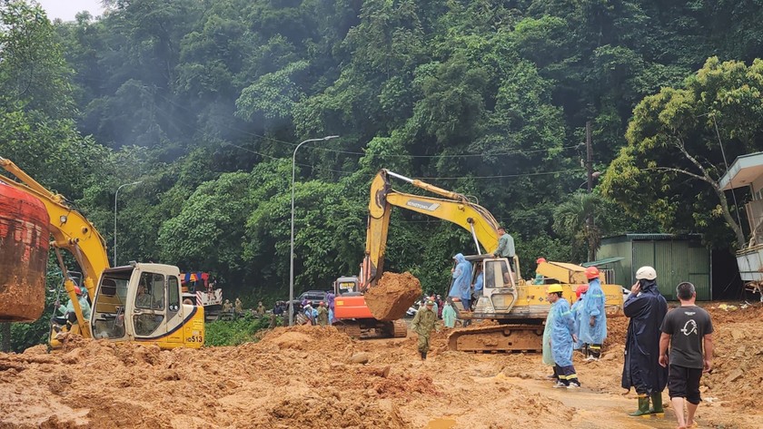 Hiện trường vụ sạt lở trên đèo Bảo Lộc (Lâm Đồng) khiến 4 người tử nạn. (Ảnh: Mai Long)