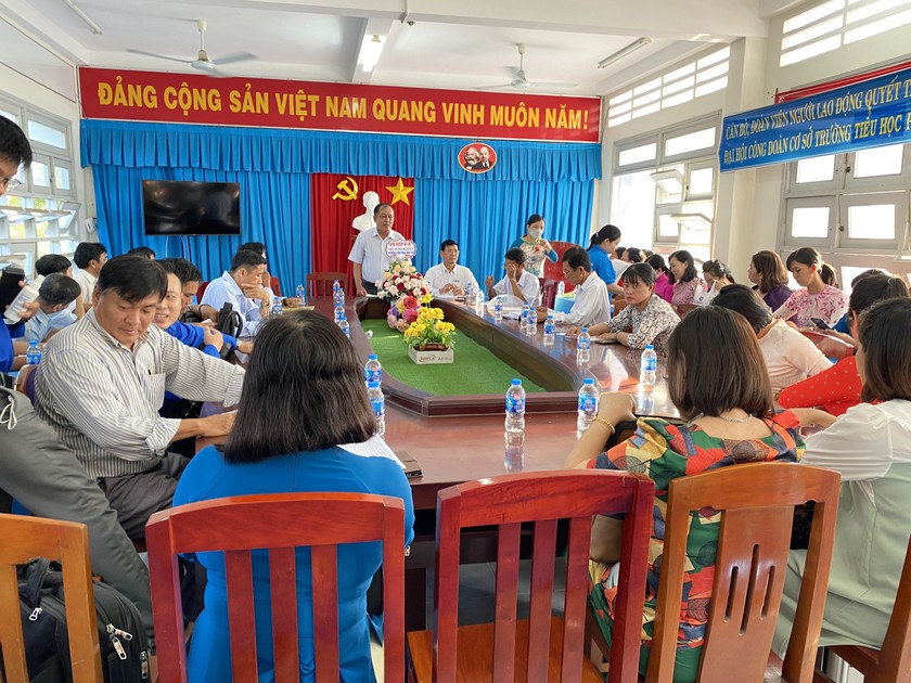 Một buổi tuyên truyền BHXH tự nguyện cho giáo viên trường Tiểu học Phú An, huyện Cai Lậy.