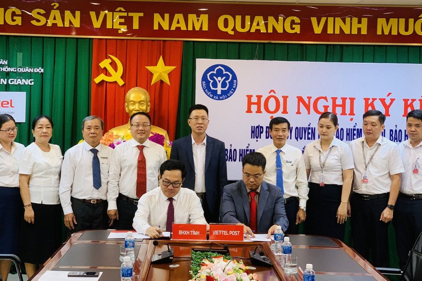 BHXH tỉnh Tiền Giang ký hợp đồng ủy quyền thu BHXH, BHYT năm 2024 với Viettel Post tỉnh Tiền Giang.