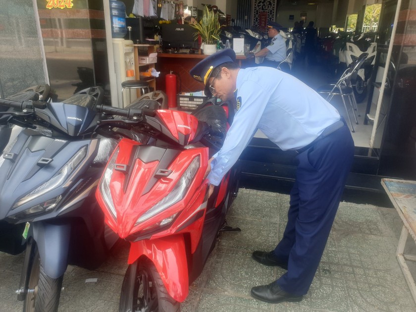 Đội QLTT số 6 tiến hành kiểm tra nhãn hiệu xe máy, xe môtô hai bánh tại công ty buôn bán xe. Ảnh: QLTT tỉnh Tiền Giang.