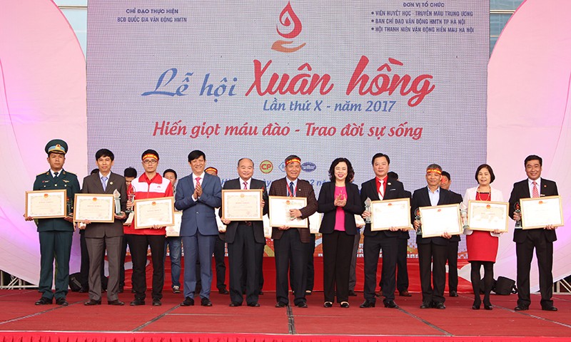Phó Bí thư Thường trực Thành ủy Hà Nội Ngô Thị Thanh Hằng tặng quà các tập thể, cá nhân có thành tích xuất sắc trong hoạt động hiến máu tình nguyện