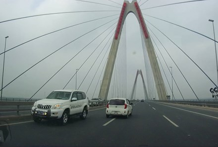 Xử phạt lái xe đi ngược chiều trên cầu Nhật Tân