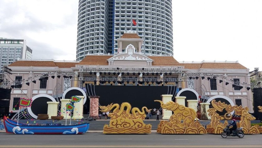 Sân khấu Lễ hội Văn hóa dân gian tỉnh Khánh Hòa đã hoàn chỉnh tại Quảng trường 2/4.
