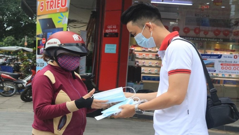 Phóng viên Báo Pháp luật Việt Nam tặng khẩu trang cho người dân TP Tuy Hòa. Ảnh: Lê Dũng