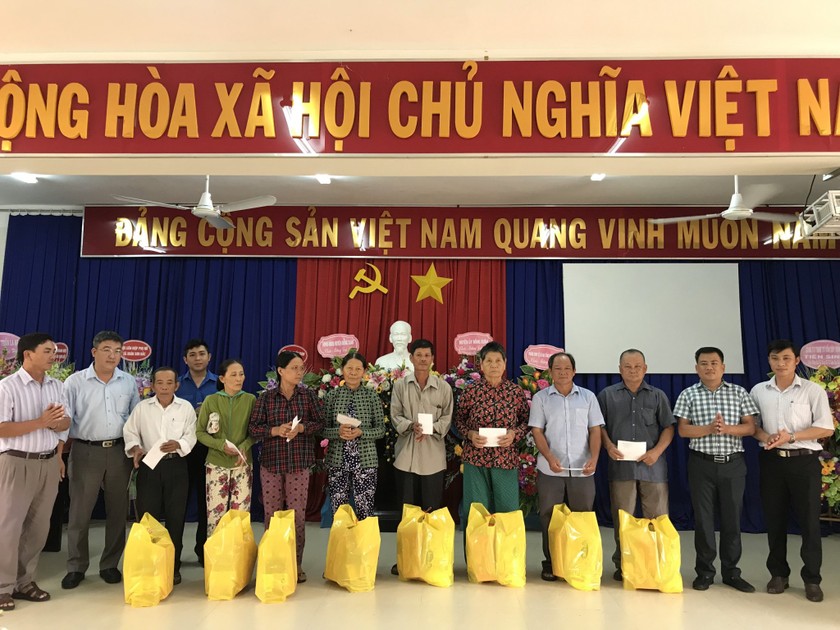 Tặng quà cho người nghèo là một trong những hoạt động thiết thực của Sở Tư pháp tỉnh Phú Yên.
