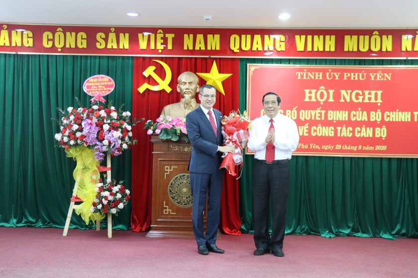 Ông Phạm Đại Dương (trái) được Bộ Chính trị chuẩn y giữ chức Bí thư Tỉnh ủy Phú Yên.