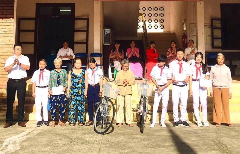 Chi đoàn Sở Tư pháp tỉnh Phú Yên tặng quà gồm 10 triệu đồng và 2 xe đạp cho các em có hoàn cảnh khó khăn tại Trường THCS Trần Phú.