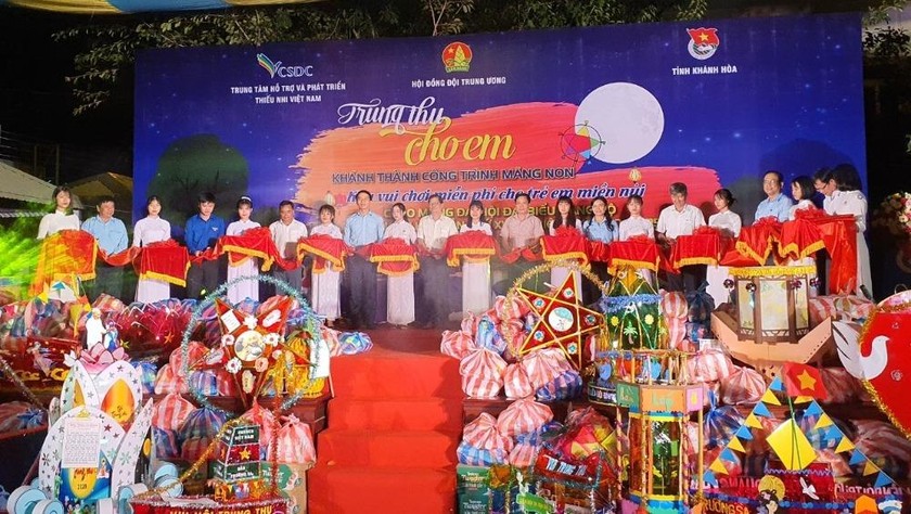 Nghi thức cắt băng khánh thành công trình măng non “Khu vui chơi miễn phí cho trẻ em miền núi” chào mừng Đại hội Đại biểu Đảng bộ tỉnh Khánh Hoà lần thứ XVIII.