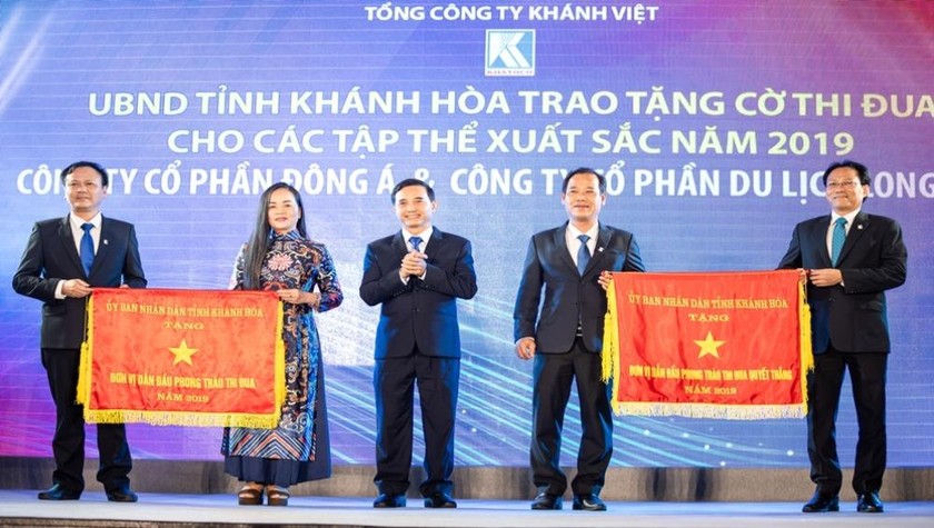 Đại diện lãnh đạo UBND tỉnh Khánh Hòa trao tặng cờ thi đua cho các tập thể xuất sắc năm  2019.