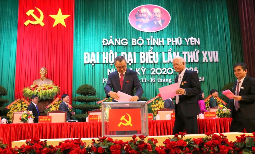 Đại biểu bỏ phiếu bầu Ban Chấp hành Đảng bộ tỉnh Phú Yên, nhiệm kỳ 2020 - 2025.