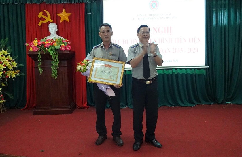 Cục trưởng Cục THADS tỉnh Bình Định Nguyễn Xuân Hồng trao danh hiệu “Chiến sĩ thi đua ngành Tư pháp” cho các nhân xuất sắc. 