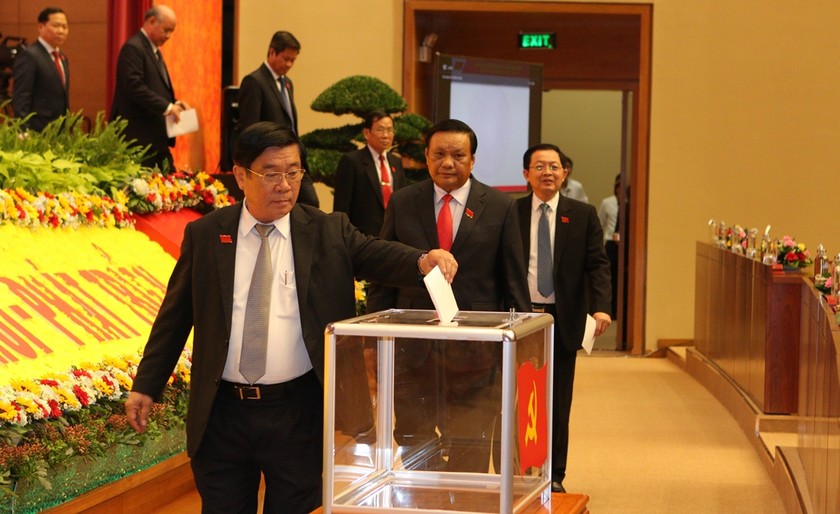 Đại biểu bỏ phiếu bầu Ban Chấp hành Đảng bộ tỉnh Bình Định khóa XX. 