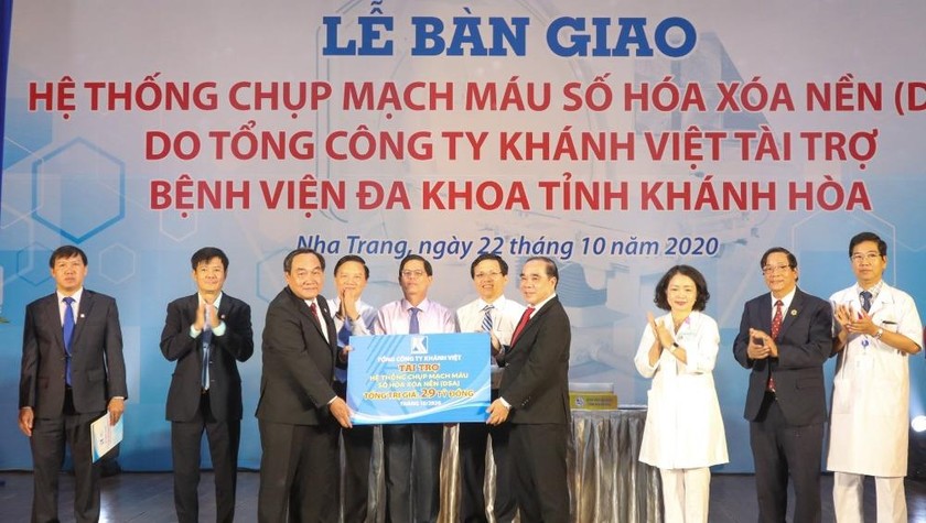Đại diện Khatoco bàn giao máy DSA cho BVĐK tỉnh Khánh Hòa.