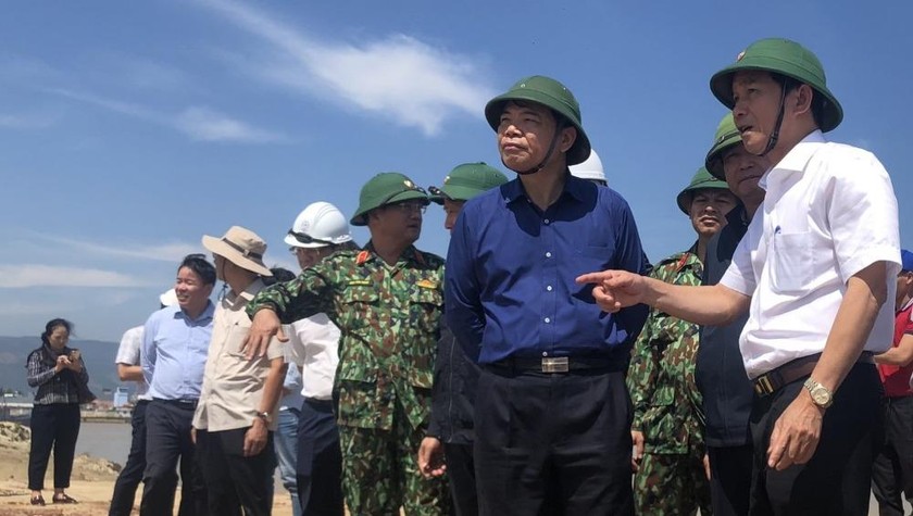 Bộ trưởng Nguyễn Xuân Cường (áo xanh) kiểm tra cảng cá Tam Quan (thị xã Hoài Nhơn).