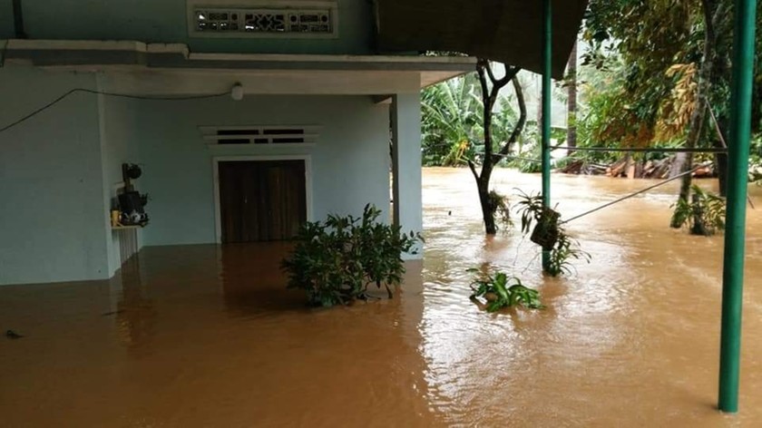 Hàng nghìn ngôi nhà ở Bình Định bị hư hỏng, ngập nước do bão số 9. Ảnh: Quốc Trí.