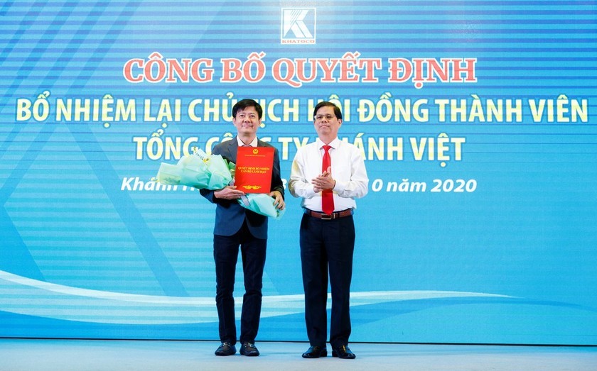 Chủ tịch UBND tỉnh Khánh Hòa Nguyễn Tấn Tuân trao quyết định và tặng hoa chúc mừng ông Lê Tiến Anh.