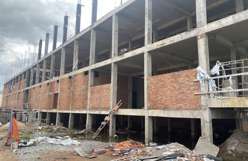 Công trình xây dựng của ông Tuấn đang bị UBND xã tạm ngưng thi công.