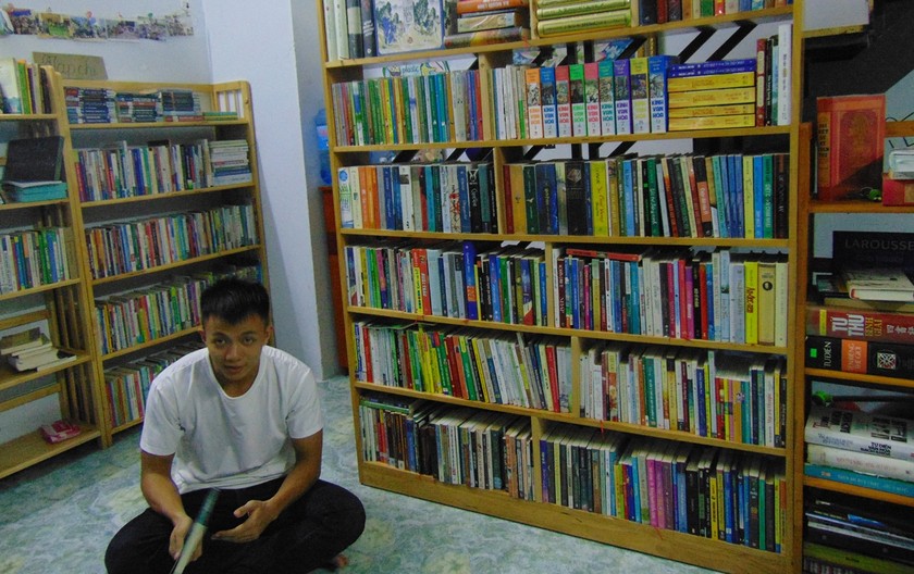 Chàng sinh viên Nguyễn Tấn Tài và một góc thư viện H2T. Ảnh: Bá Nha.