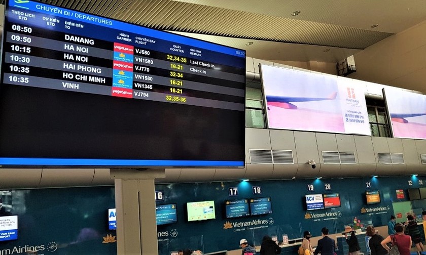Màn hình hiển thị thông tin chuyến bay (FIDS) tại nhà ga nội địa.