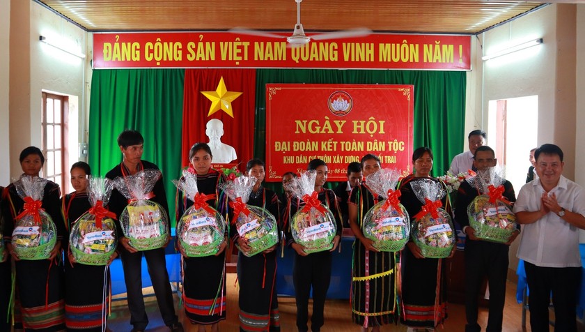 Trao tặng 100 suất quà cho các hộ dân ở các xã Suối Trai, Sơn Định, Sơn Hà. Ảnh: Lê Dũng.