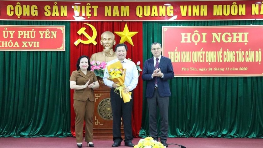Trao quyết định phê chuẩn Chủ tịch UBND tỉnh Phú Yên đối với ông Trần Hữu Thế.