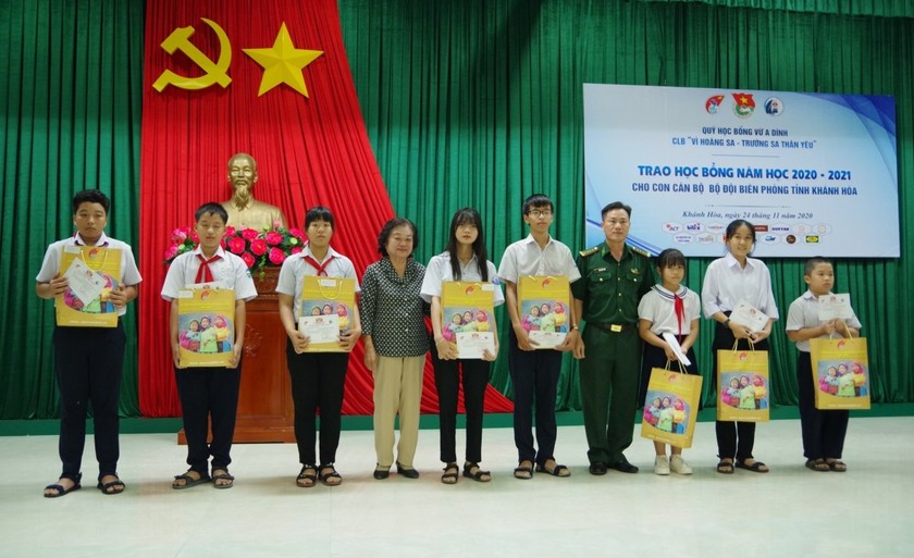 Nguyên Phó Chủ tịch nước Trương Mỹ Hoa trao học bổng cho các em học sinh.