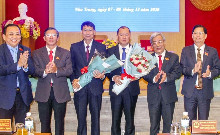 Lãnh đạo tỉnh Khánh Hòa tặng hoa chúc mừng 2 tân Phó Chủ tịch UBND tỉnh (ảnh: zingnews.vn).