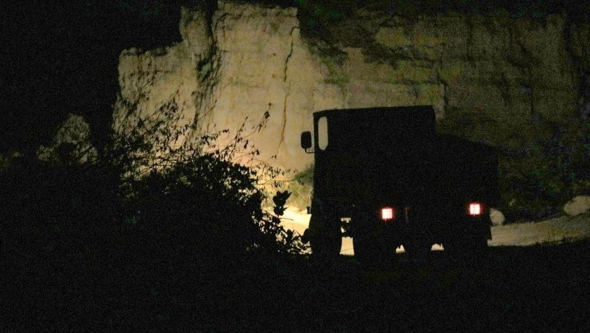 Xe công nông chế độ khai thác cát trái phép tại rừng dương ở Mỹ Hòa vào ban đêm.