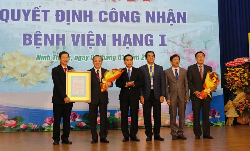 Lãnh đạo tỉnh Ninh Thuận trao quyết định công nhận BVĐK tỉnh Ninh Thuận là Bệnh viện hạng I.