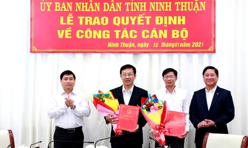 Lãnh đạo tỉnh Ninh Thuận trao quyết định bổ nhiệm 2 tân Giám đốc Sở. Ảnh: zingnews.vn.