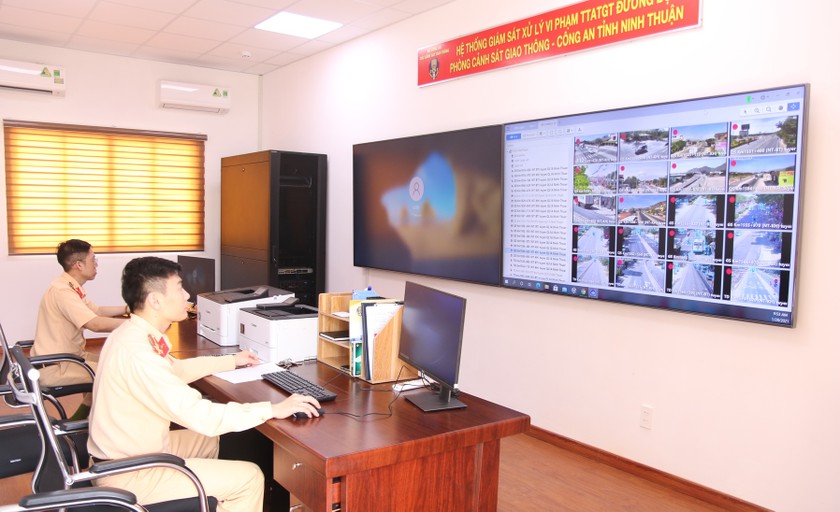 Vận hành hệ thống camera giám sát tại Phòng CSGT Công an tỉnh Ninh Thuận.