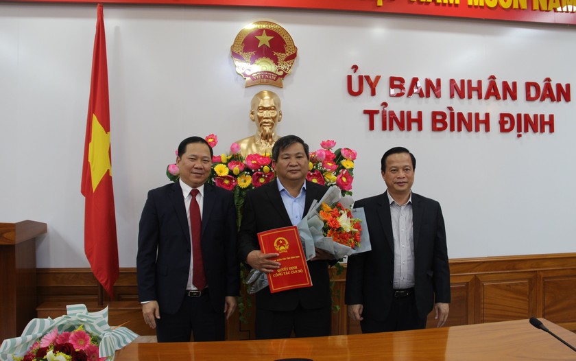 Lãnh đạo tỉnh Bình Định trao quyết định bổ nhiệm và tặng hoa Giám đốc Sở Nông nghiệp và Phát triển nông thôn.