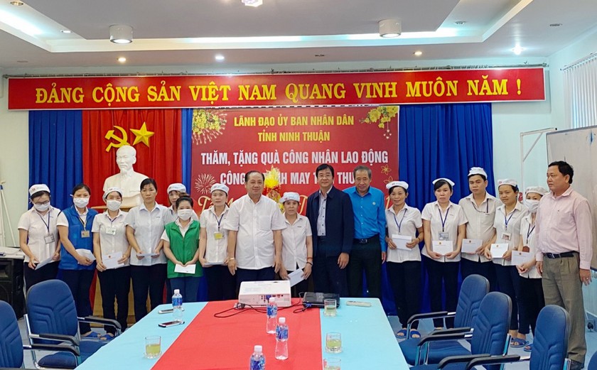 Lãnh đạo UBND tỉnh Ninh Thuận tặng quà cho người lao động.