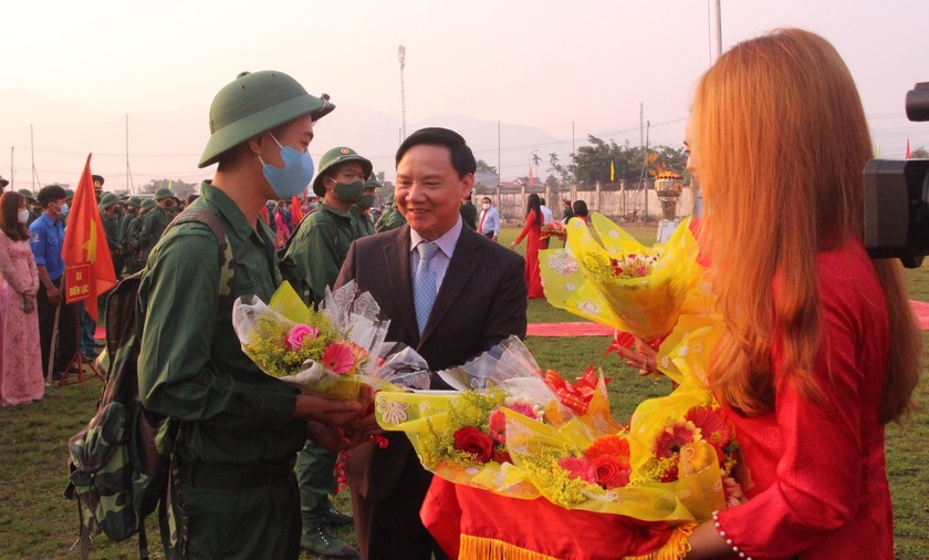 Bí thư Tỉnh ủy Khánh Hòa Nguyễn Khắc Định tặng hoa thanh niên trước khi lên đường nhập ngũ.