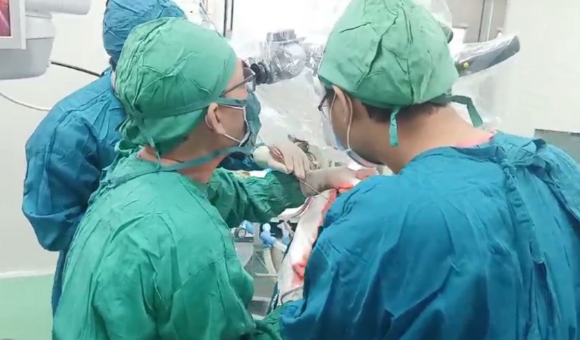 Các bác sĩ phẫu thuật cho bệnh nhân Mang Thị Nhân.