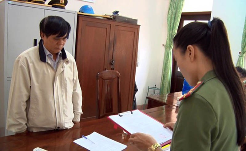 Cơ quan điều tra tống đạt quyết định khởi tố bị can đối với ông Phạm Văn Dũng, Phó giám đốc Sở Nội vụ Phú Yên. Ảnh: CACC