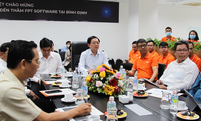 Bí thư Tỉnh ủy Bình Định Hồ Quốc Dũng (giữa) thăm cán bộ, nhân viên FPT tại Quy Nhơn.