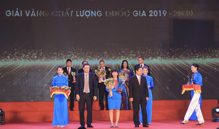 Lãnh đạo Công ty Yến Khánh Hòa nhận Giải vàng Chất lượng Quốc gia.