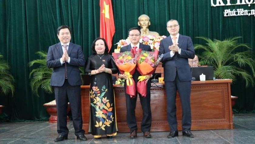 Thường trực Tỉnh ủy và HĐND tỉnh Phú Yên tặng hoa chúc mừng ông Đào Mỹ.