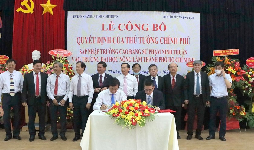 Đại diện UBND tỉnh Ninh Thuận và Trường ĐH Nông Lâm TP HCM ký kết bàn giao.