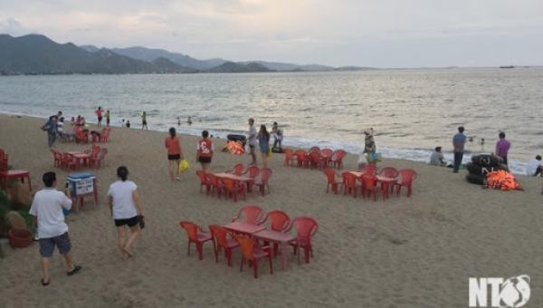 Tiểu thương buôn bán tại bãi biển Bình Sơn- Ninh Chữ. Ảnh: Báo Ninh Thuận