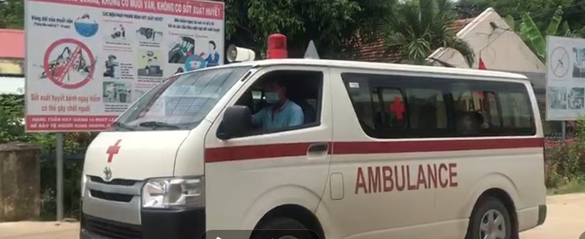 Xe cứu thương đưa học sinh đến cấp cứu tại Trung tâm Y tế huyện.