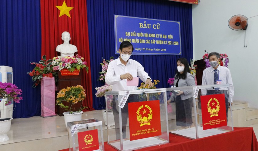 Bí thư Tỉnh ủy Ninh Thuận Nguyễn Đức Thanh bỏ phiếu bầu cử.