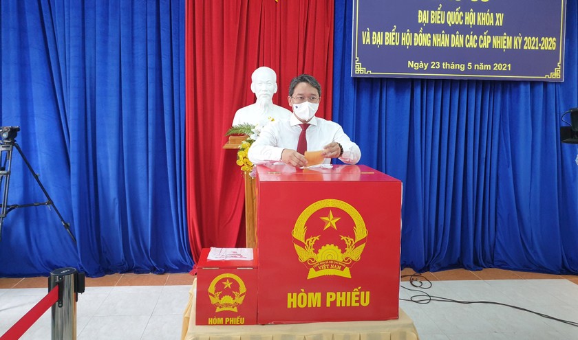 Bí thư Tỉnh ủy Khánh Hòa Nguyễn Hải Ninh bỏ lá phiếu đầu tiên tại khu vực bầu cử số 4.